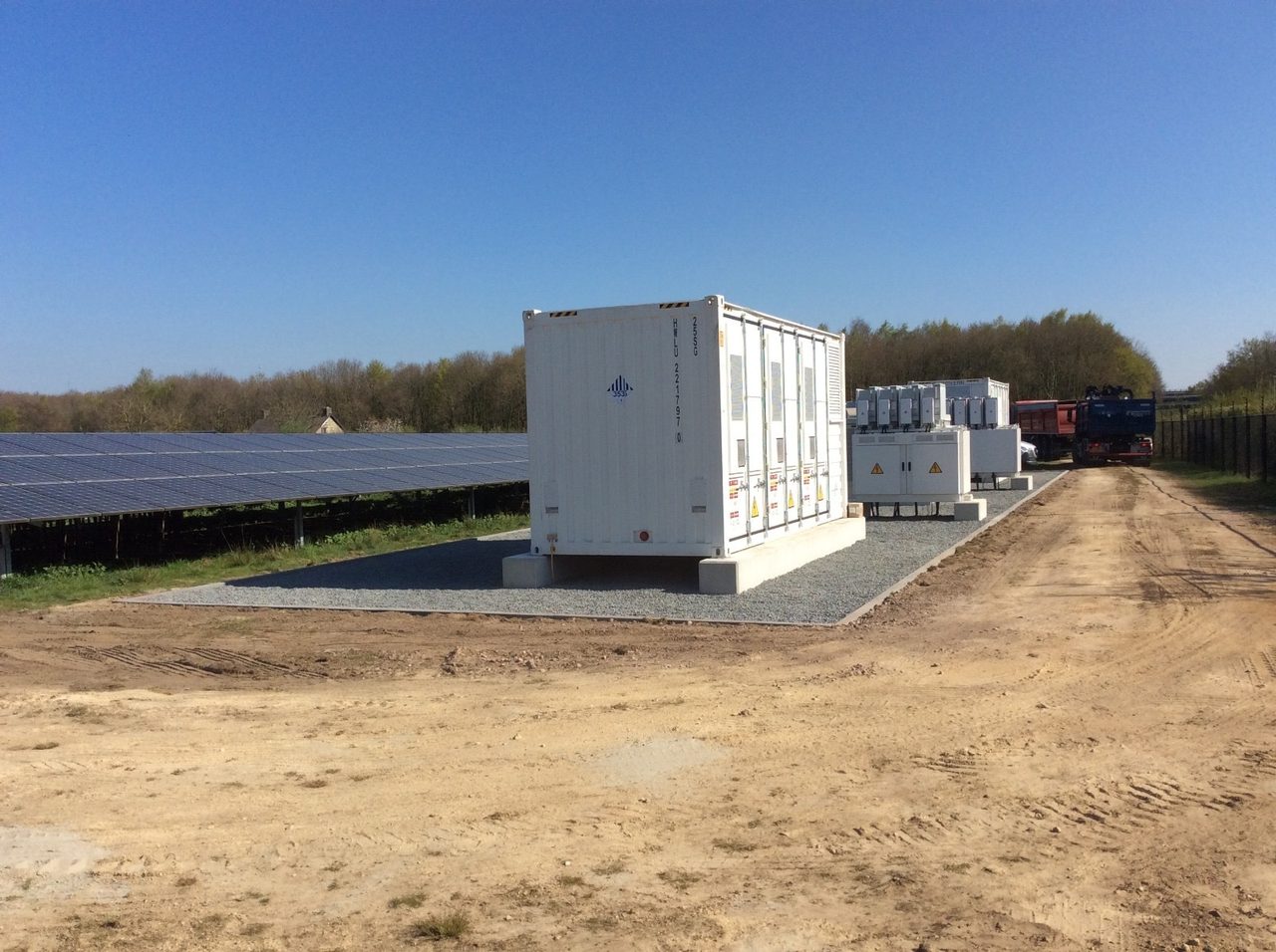 Battery storage installation alongside a solar field
